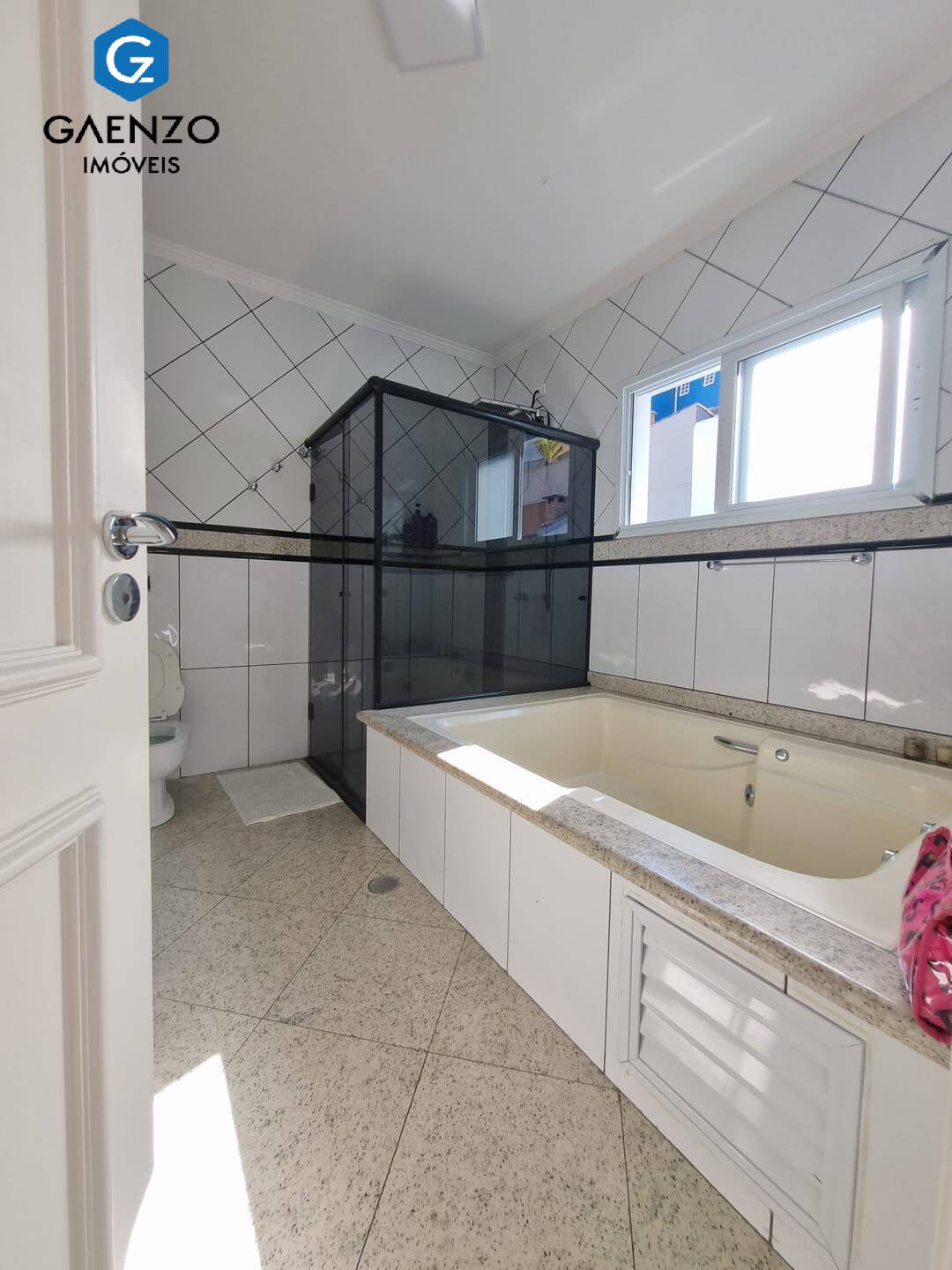 Casa de Condomínio para alugar com 4 quartos, 420m² - Foto 4